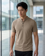 Camiseta Gola Henley Manga Curta Texturizada Minimalista
