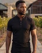Camiseta Gola Henley Manga Curta Texturizada Minimalista