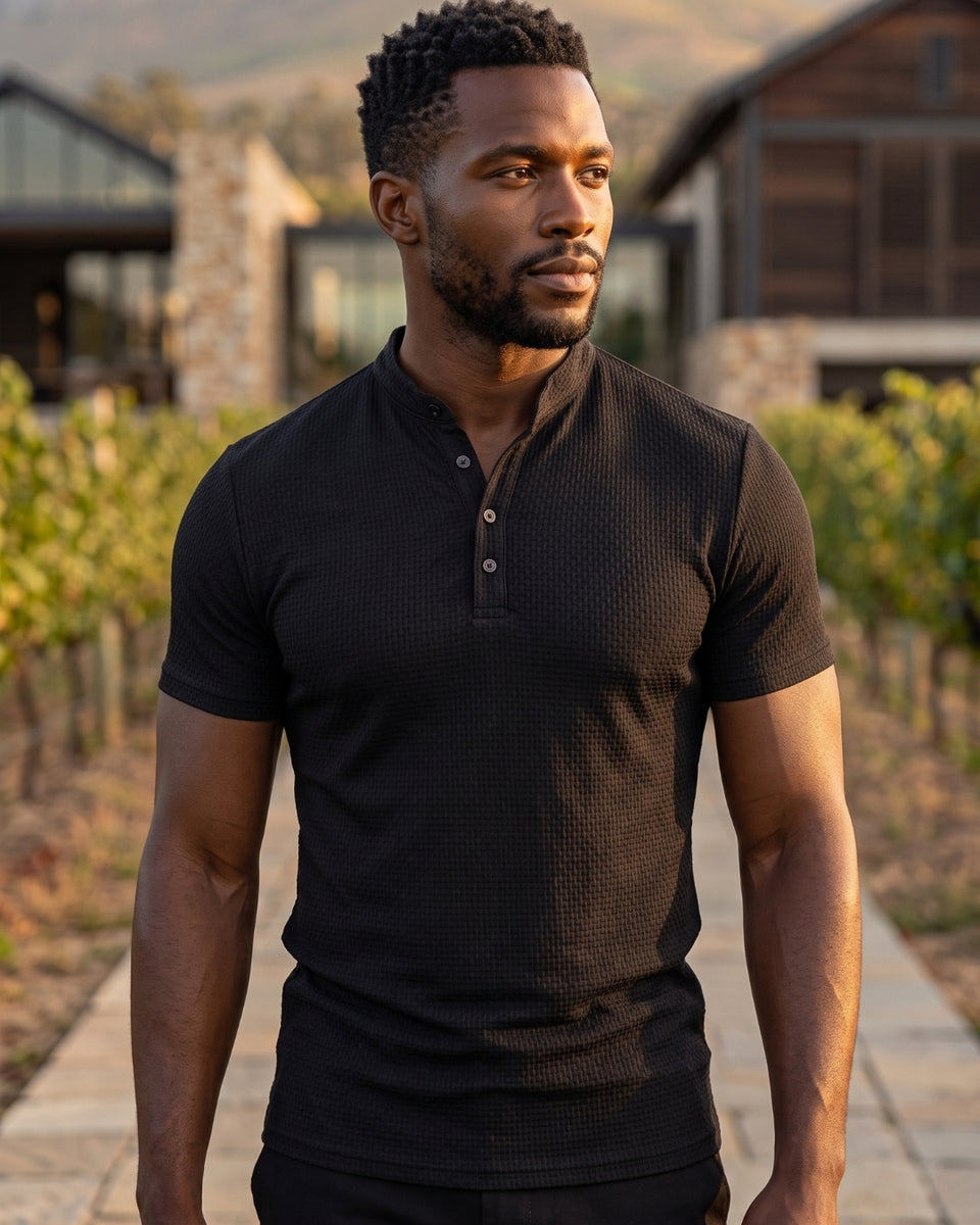 Camiseta Gola Henley Manga Curta Texturizada Minimalista