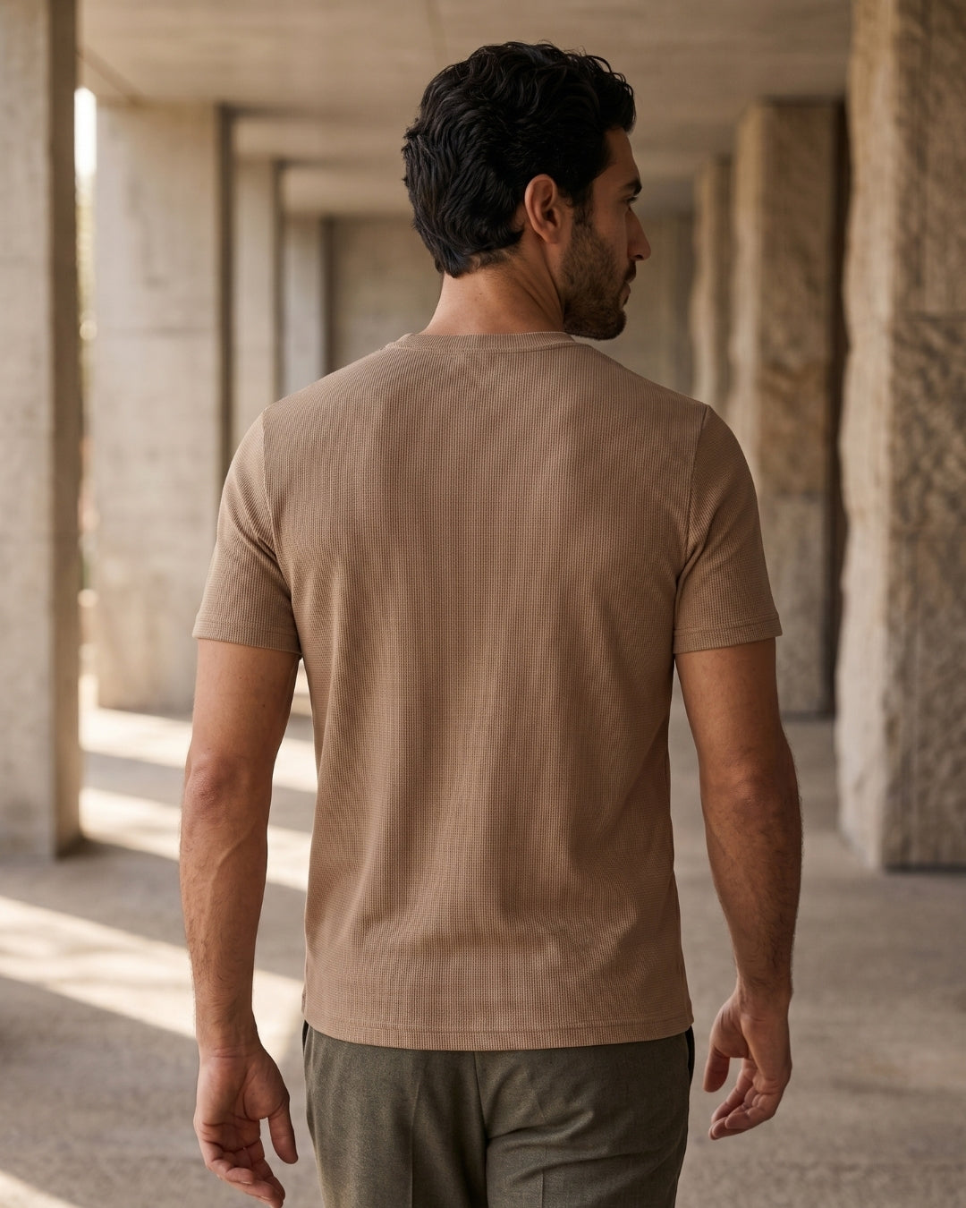Camiseta Gola V Manga Curta Minimalista