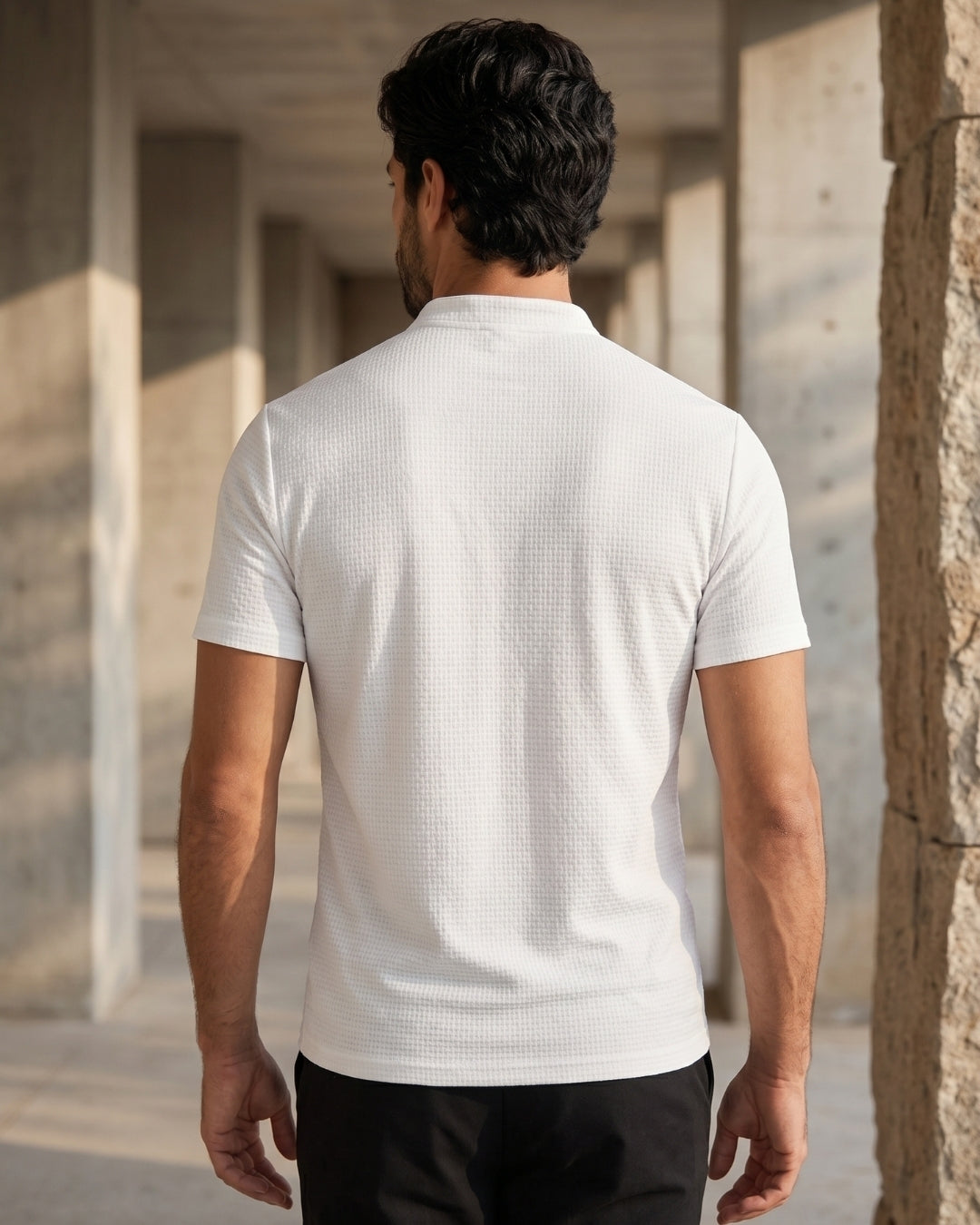 Camiseta Gola Henley Manga Curta Texturizada Minimalista