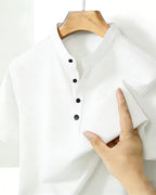 Camiseta Gola Henley Manga Curta Texturizada Minimalista