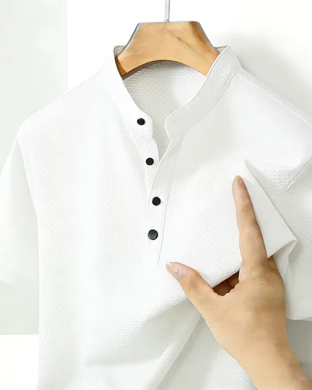 Camiseta Gola Henley Manga Curta Texturizada Minimalista