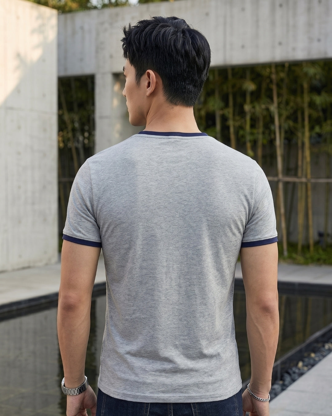 Camiseta Gola V Manga Curta Gola Contrastante Minimalista
