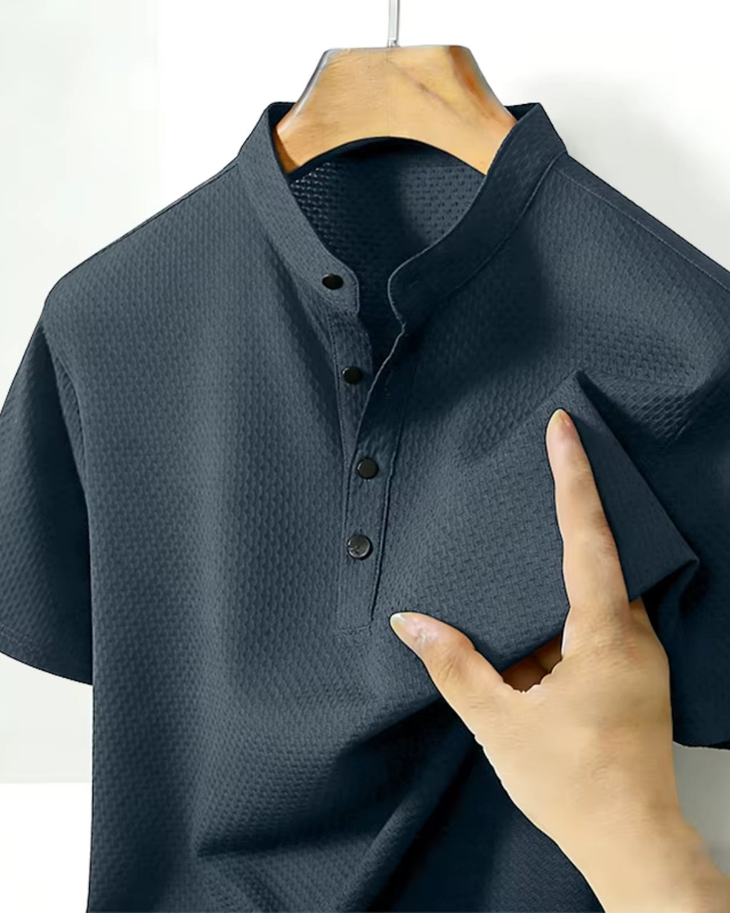 Camiseta Gola Henley Manga Curta Texturizada Minimalista